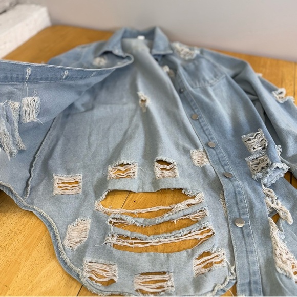 Jeans Women’s Distressed Button Up Long Sleeve Denim Jacket Sz Medium - Picture 6 of 8
